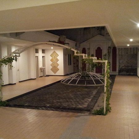 Loxy Inn Surabaya Bagian luar foto