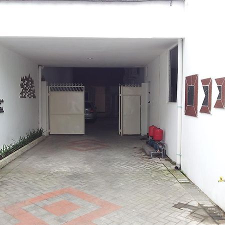 Loxy Inn Surabaya Bagian luar foto