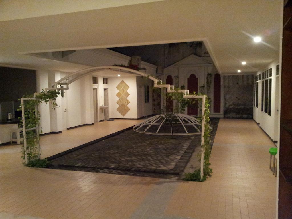 Loxy Inn Surabaya Bagian luar foto
