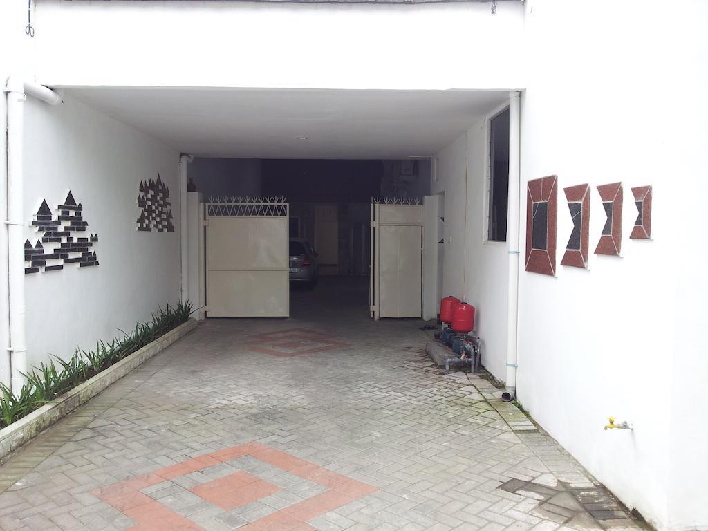 Loxy Inn Surabaya Bagian luar foto