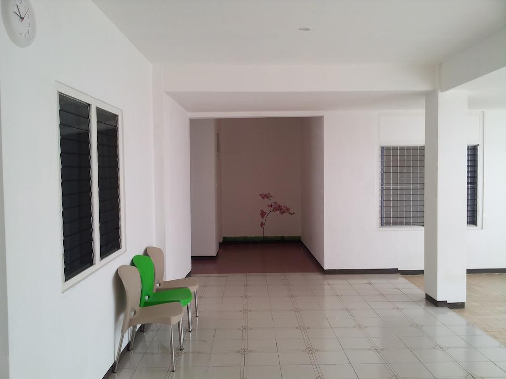 Loxy Inn Surabaya Bagian luar foto