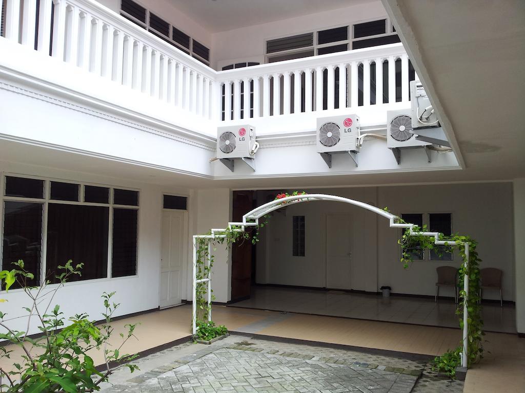 Loxy Inn Surabaya Bagian luar foto