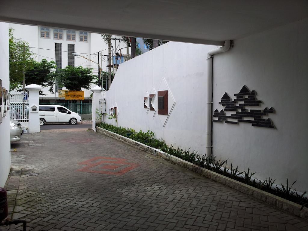 Loxy Inn Surabaya Bagian luar foto
