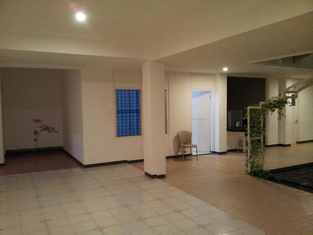 Loxy Inn Surabaya Bagian luar foto