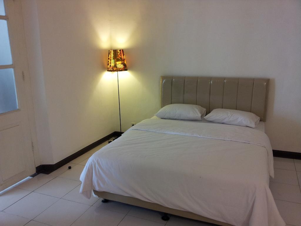 Loxy Inn Surabaya Bagian luar foto